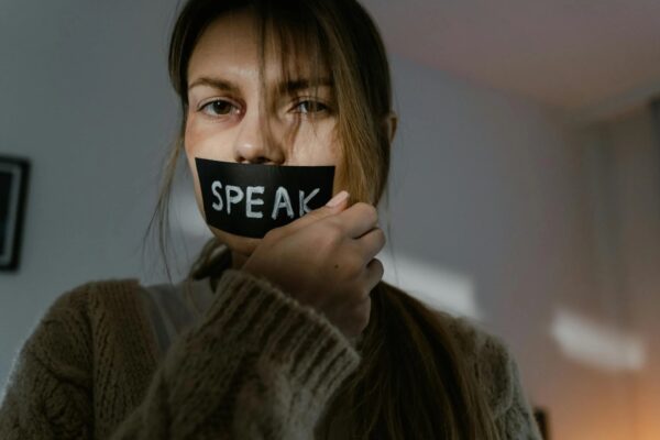 Victim blaming - vina za nepriaznivé udalosti nespravodlivo pripisuje obeti namiesto skutočného páchateľa