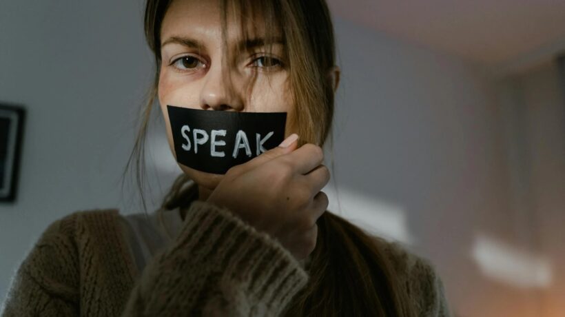 Victim blaming - vina za nepriaznivé udalosti nespravodlivo pripisuje obeti namiesto skutočného páchateľa